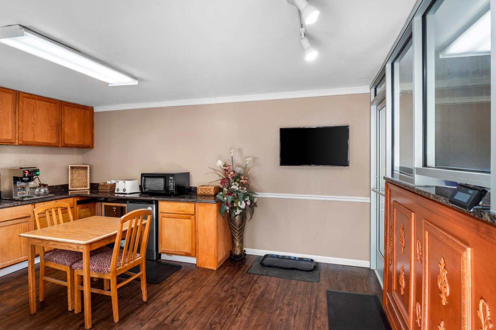 Americas Best Value Inn Jonesville/Hillsdale Екстер'єр фото