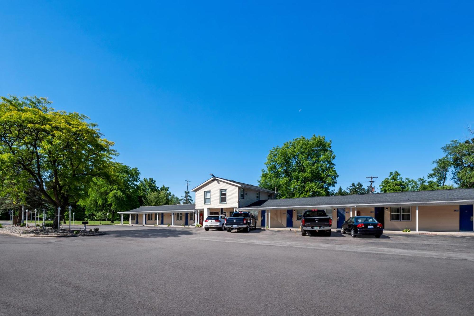 Americas Best Value Inn Jonesville/Hillsdale Екстер'єр фото
